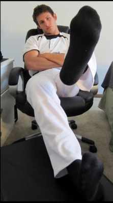 rankdresssockslover:  guysandladsinblacksocks:Black Socks from the Web 3712  FUCK YES!!! WANNA PUT MY NOSE IN THERE!!!