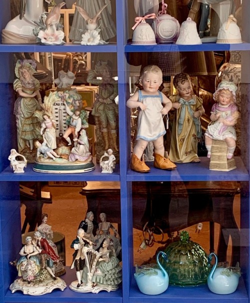 Porcelana antigua y moderna y vidrio también, tienda, Valencia, 2019.