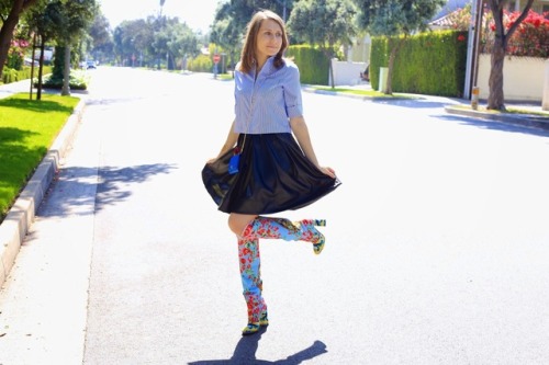 Fashion blogger labydiana in Dolce &amp; Gabbana Sicilian floral boots.Shirt: Alice &amp; Olivia. Ba