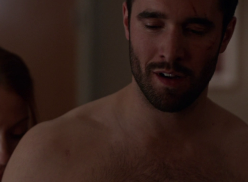 hotashellcelebmen:  More here :https://auscaps.me/2017/11/29/josh-bowman-shirtless-in-time-after-time-1-11-i-fall-behind/