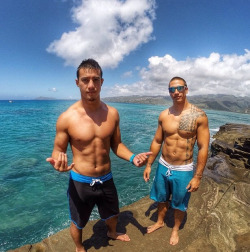 dem-kane-tho:hawaiian men make my knees weak!!