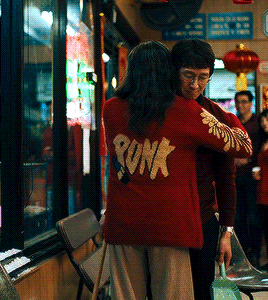 EVERYTHING EVERYWHERE ALL AT ONCE (2022) + Hugs