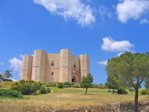 Castel del Monte (English: Castle of the Mount, Bari dialect: Castídde d'u Monte) is a 13th-century 
