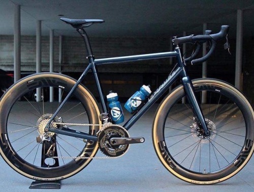 collectifparleecycles:This matte blue Z-Zero disc is what dream are made of. Built by @velosmith. #c