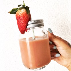 tiramasu:  strawberry banana smoothie 🍌🍓