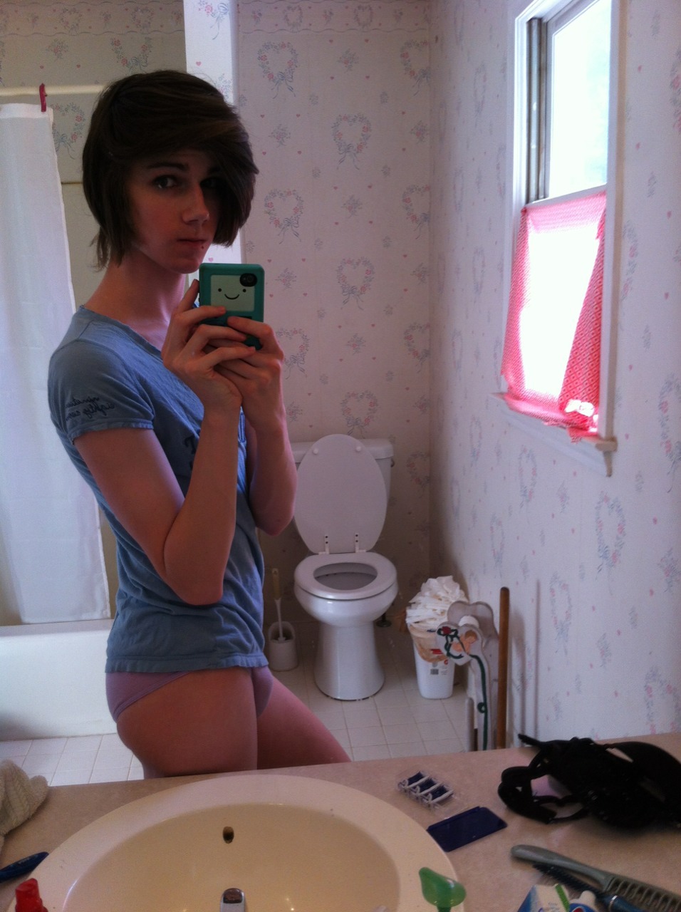 mrs-pumpkin-shy:  Guys message me (: i have an empty and boring message box