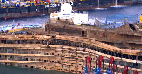 finofilipino:  Así luce el Costa Concordia ya enderezado.  