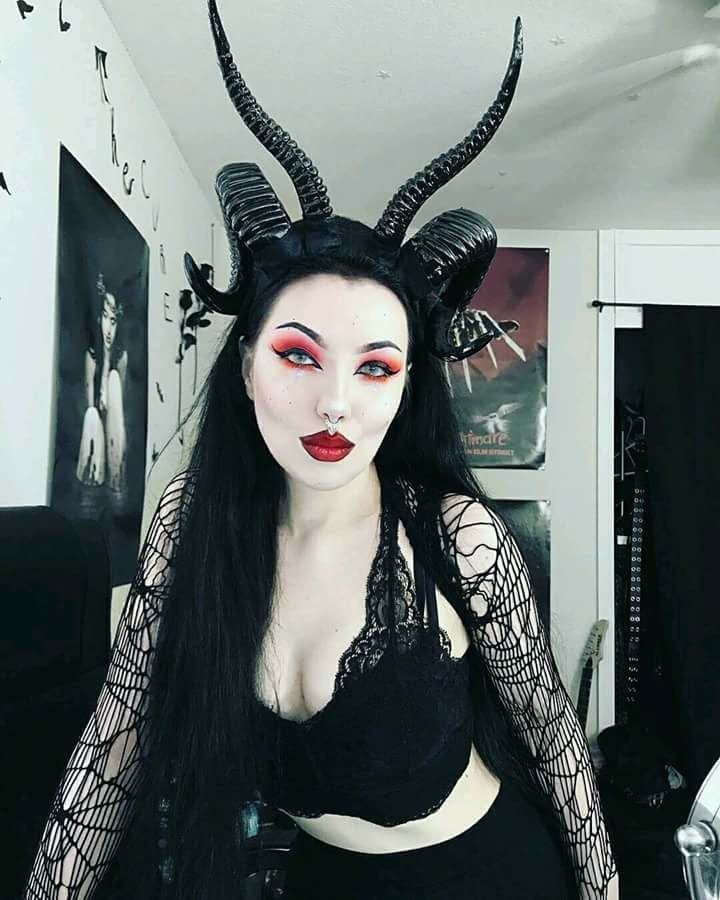 cutefatprincess: ilovegothgirls2: Horny  Whoa 😮  