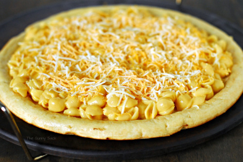isei-silva:ishipitlikeups:imgonnamakeachange:makingyourmouthwater:Macaroni and Cheese PizzaClick sou