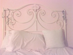 nosebleeddollface:  i love my bedroom ♕   