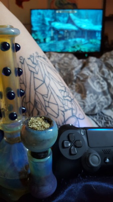 dabakin-cloudblower:Getting high and playing Skyrim😻💕