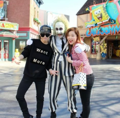 akmunews: Unseen pics of AKMU in California! note: this was a gift for fans. It was posted in t