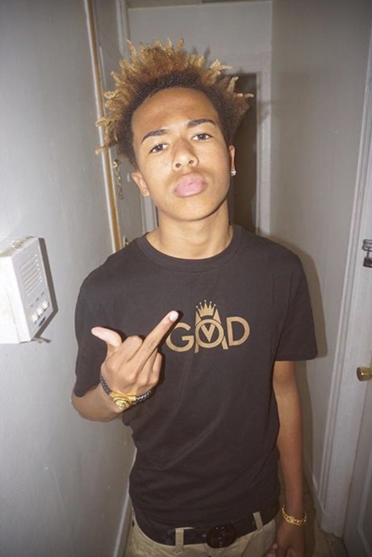 igfavboys:  MT (the light skin from M&amp;M) 😍🙈HML SELLING FOLDERS ! 💦👀