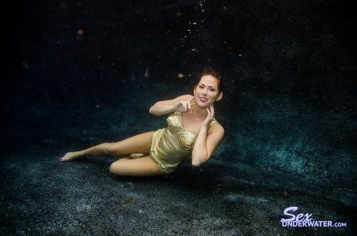 Super sexy girl underwater. 