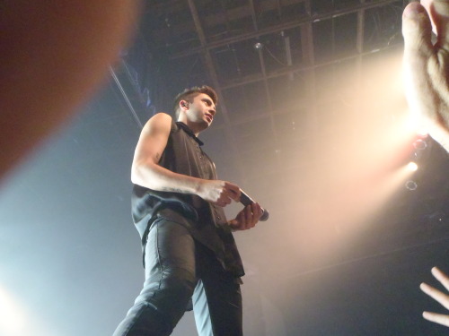 davidthedad:From the Center Stage show in Atlanta on November 23, 2013.Tyler climbs up for Holding O