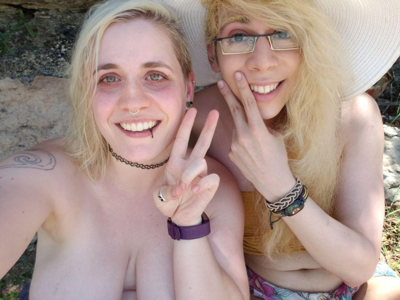 rayraysugarbutt:Suddenly, a wild @graloveable joins me in the shade!  WELL IT&rsquo;S