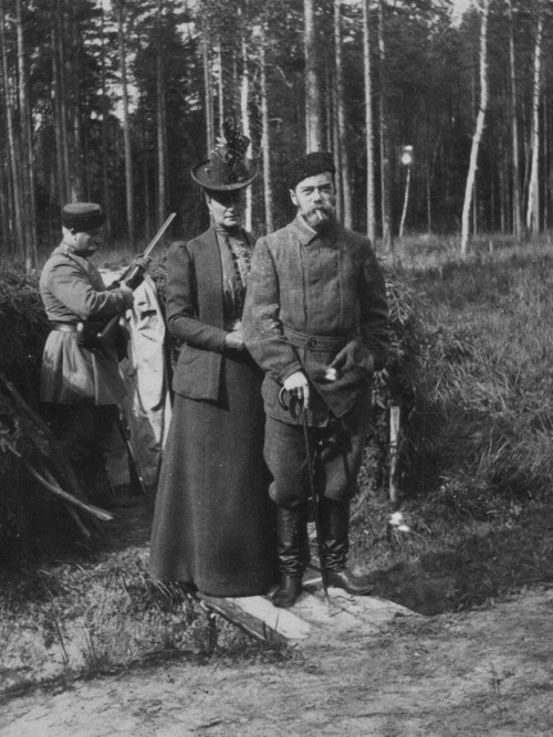  Nicholas II with his wife Alexandra Feodorovna [original source] 