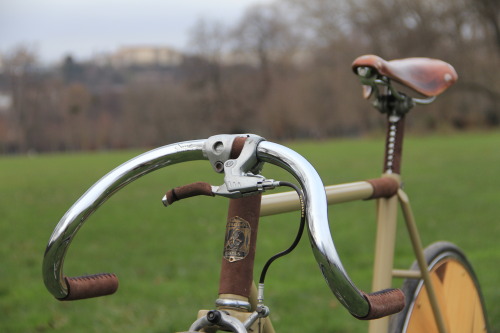 Bicyclette de piste Vintage avec une touche Anglaise.Dernière création:  Roue len