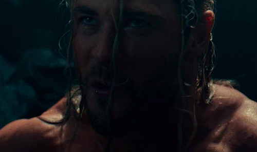 redundanttanks:Deleted Scene from Avengers Age Of Ultron (2015)Chirs Hemsworth worked out like a mad