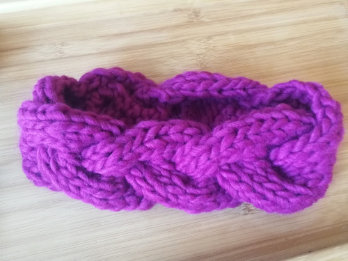 luxlucet:A super easy and quick cabled headband. Knitted from bulky yarn on 10mm needles.