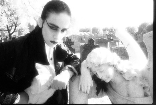 Diamanda Galás poses for a photo in a cemetery in NYC, 1989. © Catherine McGann