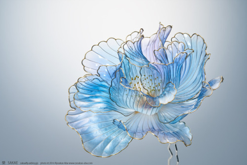 Japanese artist Sakae creates botanically-inspired hair combs using liquid resin and wire