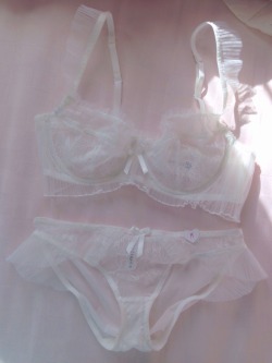 pasteldollyy:  If anyone wants this bra in a size Large, I bought it and it doesn’t fit me! 