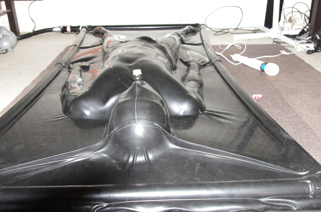 rbbrkink:rubbertopboys:A boy all sealed in rubber!!!   Love this!