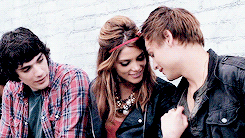 justicbieber:  It’s so good to love someone so much it hurts. I don’t know how