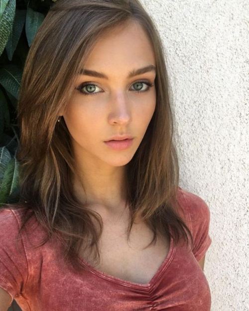 johnthelman:prettygirlsblog1:Rachel Cook I love her thin lips and thin face, and the grey eyes&ndash