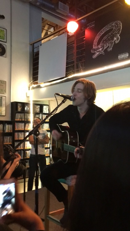 vaan-mccann:  Acoustic session with Catfish and the Bottlemen @ Finger Prints  My photos