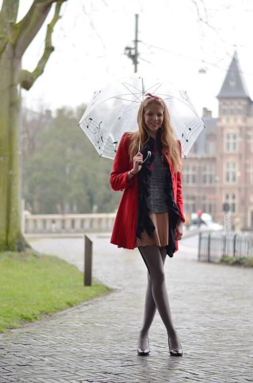 http://www.fashionwasmysecondlove.com/2015/03/outfit-red-and-rain.html