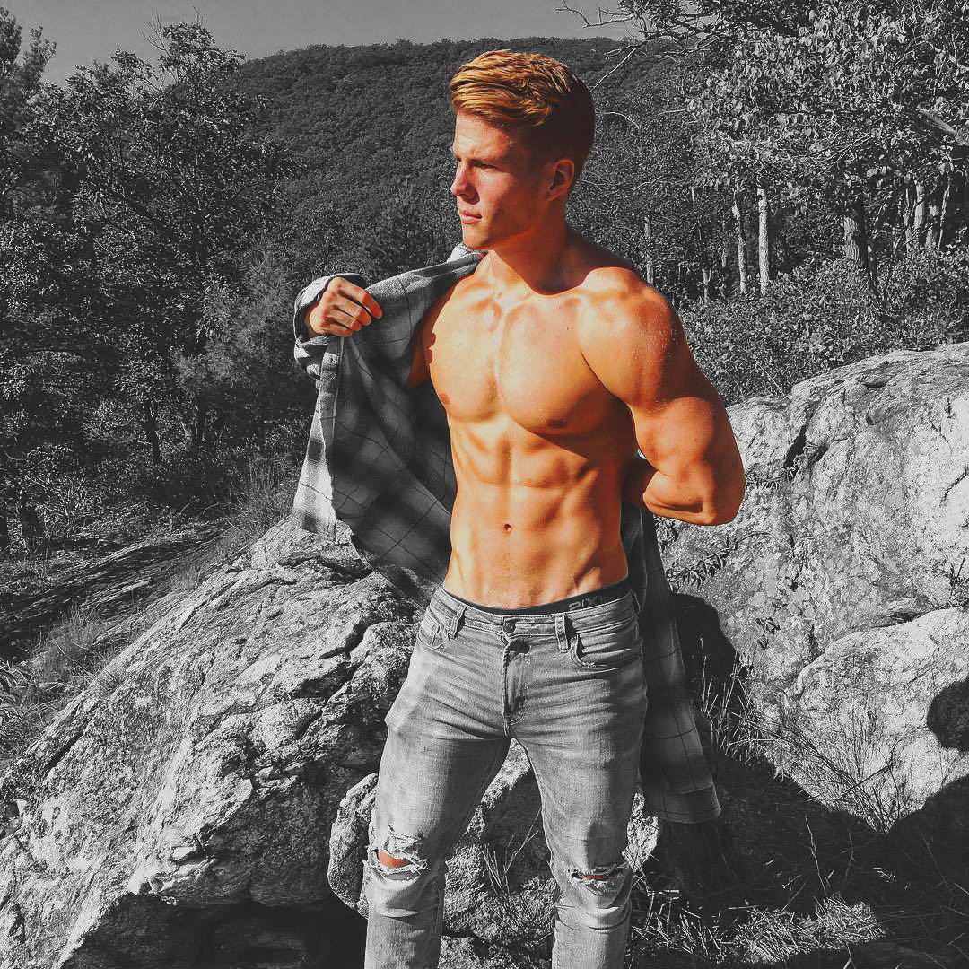 sixpackde:  https://www.tumblr.com/blog/sixpackde