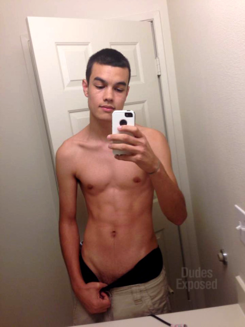 dudes-exposed:  Straight stud Zach Moon from Florida. He’s 18 years old and loves basketball & masturbating. DE Exclusive pictures. http://www.dudesexposed.com/deoc-33/