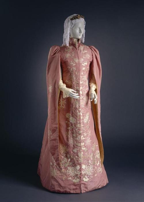 fashionsfromhistory: Tea Gownc.1898Wadsworth Atheneum Museum of Art Elegant