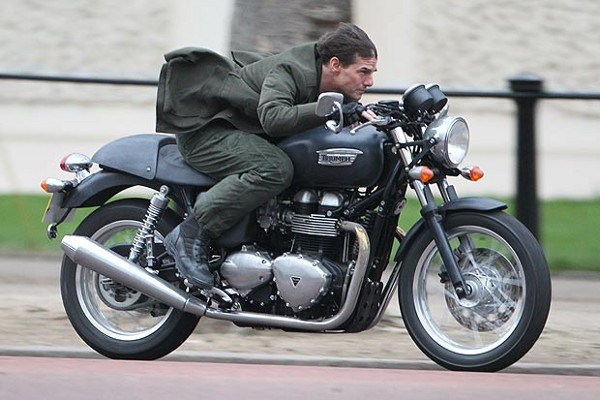 Triumph Thruxton in "Edge of Tomorrow"