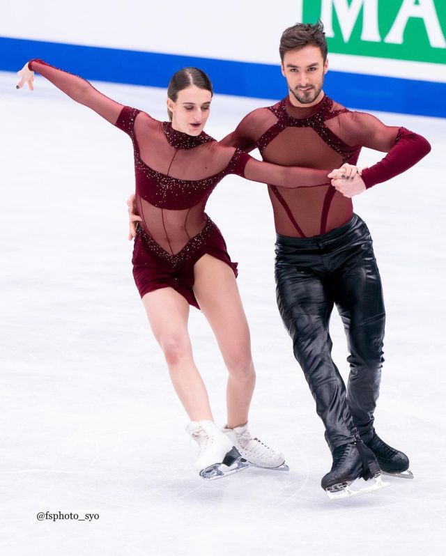 papadakis and cizeron at the rhythm dance practice at the 2022 worlds