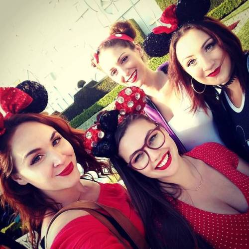 From our trip to #disneyland on Friday with @curvyelle @lillias_right @kayjayslays #happiestplaceone