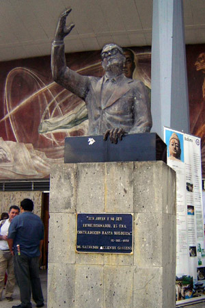 iamtheonewho-knocks: smatfisx:  Salvador Allende en las calles del mundo:   La Salvador-Allende-Straße en la ciudad de Bremen, al noroeste  de Alemania.    El barco de carga Salvador Allende (Сальвадор Альенде),          construido en