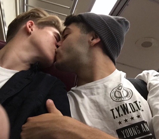 muhendis-adam:👨‍❤️‍💋‍👨