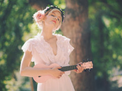 realityrogue:  Pink ukulele 