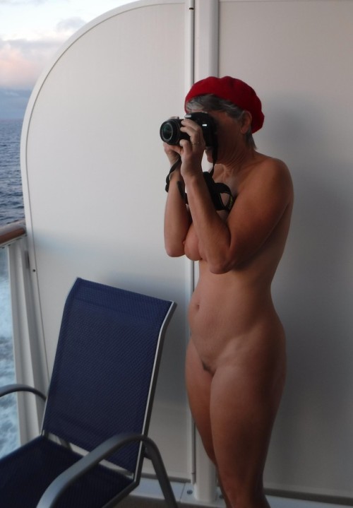 nothingbutahat:  The hat lady likes photography!True adult photos