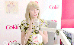 redlipsarosycheeks:  taylorswift  Dances To Iggy Azalea   On Air with Ryan Seacrest