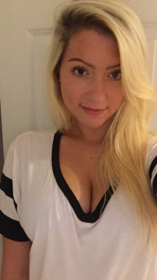 krispykremedealer:  damagedyouth:  I could be your baseball girl⚾️  ok 
