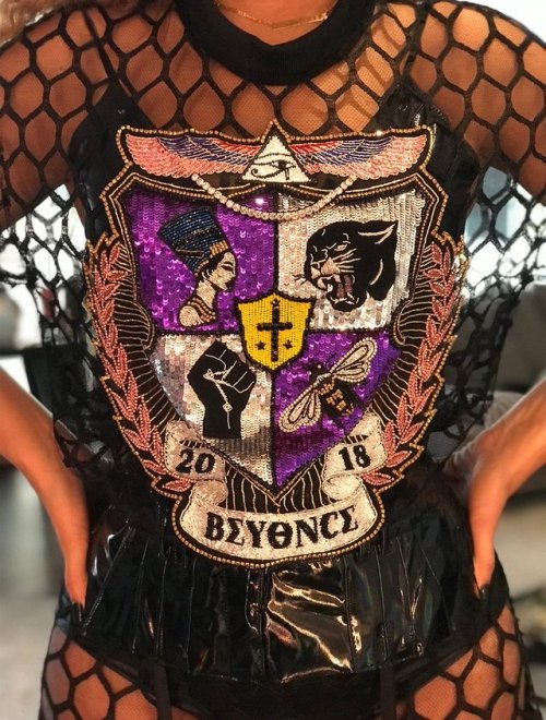 thepowerofblackwomen:Beyonce’s outfit is symbols of Black power & liberation. A nubian queen, a 