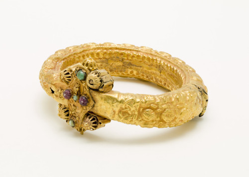 historyarchaeologyartefacts: Bracelet made from gold and set with rubies and emeralds. Believed to h