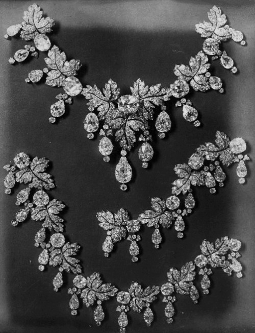 thestandrewknot: Elements of the original corsage girdle from Empress Eugénie of the French&r