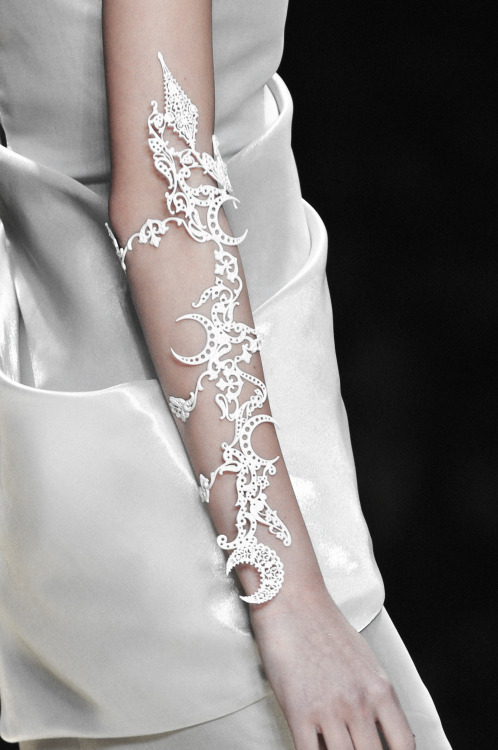 stopdropandvogue:  Karl Lagerfeld Spring/Summer 2009  Hhmmm. I wonder if I can crochet something like this.