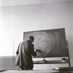 bauhaus-movement:  Max Bill - The King of Geometric - Bill beim Unterricht in der Kunstgewerbeschule Zürich 1945 - © Stiftung Ernst Scheidegger Archiv 