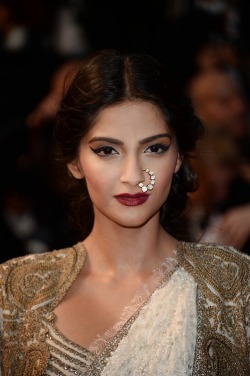  Sonam Kapoor in Anamika Khanna couture at